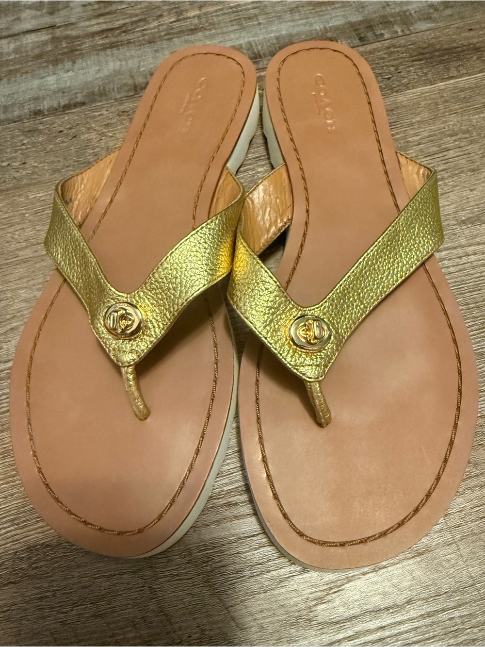 Coach Shelly Metallic Gold Turnlock Flip Flop Sandals Size 7.5 EUC
